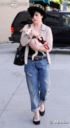 Kelly Osbourne dans les rues de Beverly Hills ! Envers et contre tous elle essaye de suivre la tendance...
