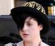 Kelly Osbourne dans les rues de Beverly Hills ! Envers et contre tous elle essaye de suivre la tendance... 