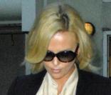 La discrète Charlize Theron suit elle aussi la tendance... 