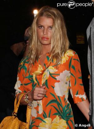 Jessica Simpson, il ne lui manque plus qu'un collier de fleurs autour du cou ! 