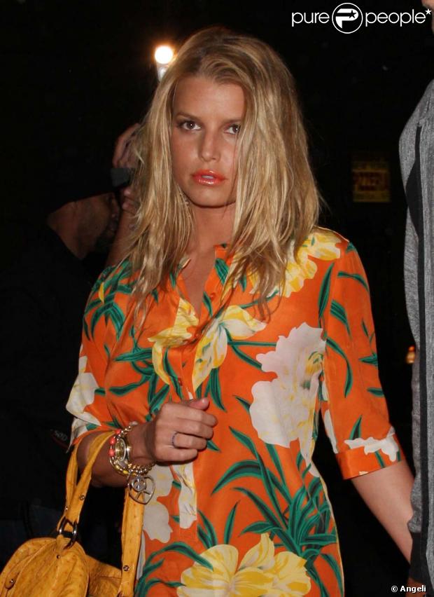 Jessica Simpson, il ne lui manque plus qu'un collier de fleurs autour du cou ! 