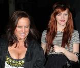 Ashlee Simpson et sa mère devant le restaurant Beso, à Los Angeles, le 11 avril 2009