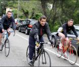 Nicolas Sarkozy se balade en vélo, à Cavaliere, le 12 avril 2009