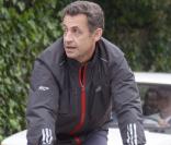Nicolas Sarkozy se balade en vélo, à Cavaliere, le 12 avril 2009