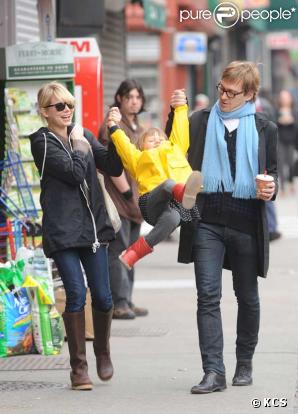 Michelle Williams se balade à Brooklyn en compagnie de sa fille Matilda Ledger et de son ami photographe Dan Estabrook, le 10 avril 2009 