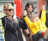 Michelle Williams se balade à Brooklyn en compagnie de sa fille Matilda Ledger et de son ami photographe Dan Estabrook, le 10 avril 2009 