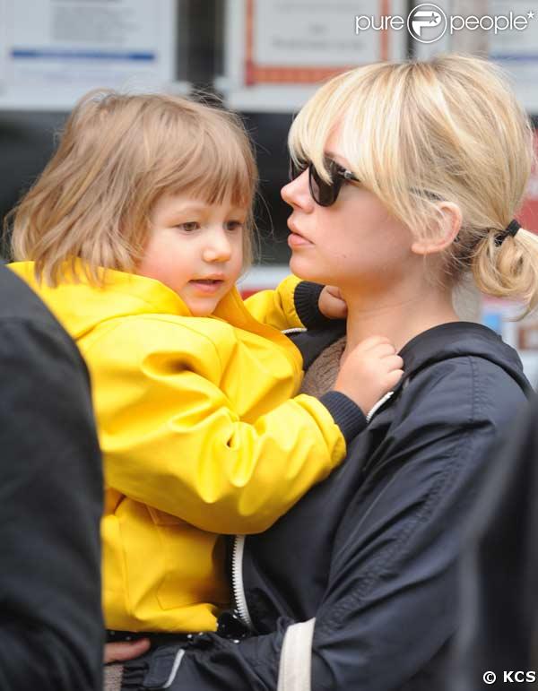 Michelle Williams se balade à Brooklyn en compagnie de sa fille Matilda Ledger le 10 avril 2009 