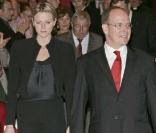 Le Prince Albert accompagné de Charlene Wittstock lors de la projection du film sur son expédition au Pôle Sud, le 14/04/09