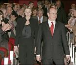 Le Prince Albert accompagné de Charlene Wittstock lors de la projection du film sur son expédition au Pôle Sud, le 14/04/09