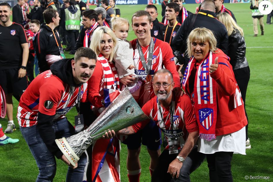 Antoine Griezmann en famille, avec son frÃ¨re ThÃ©o, sa femme Erika Choperena, sa fille Mia, son pÃ¨re Alain et sa mÃ¨re Isabelle aprÃ¨s la finale de la Ligue Europa, l'Olympique de Marseille contre l'AtlÃ©tico de Madrid au stade Groupama Ã  Decines-Charpieu banlieue de Lyon, France, le 16 mai 2018. L'AtlÃ©tico de Madrid a gagnÃ© 3-0. Â© Cyril Moreau/Bestimage -