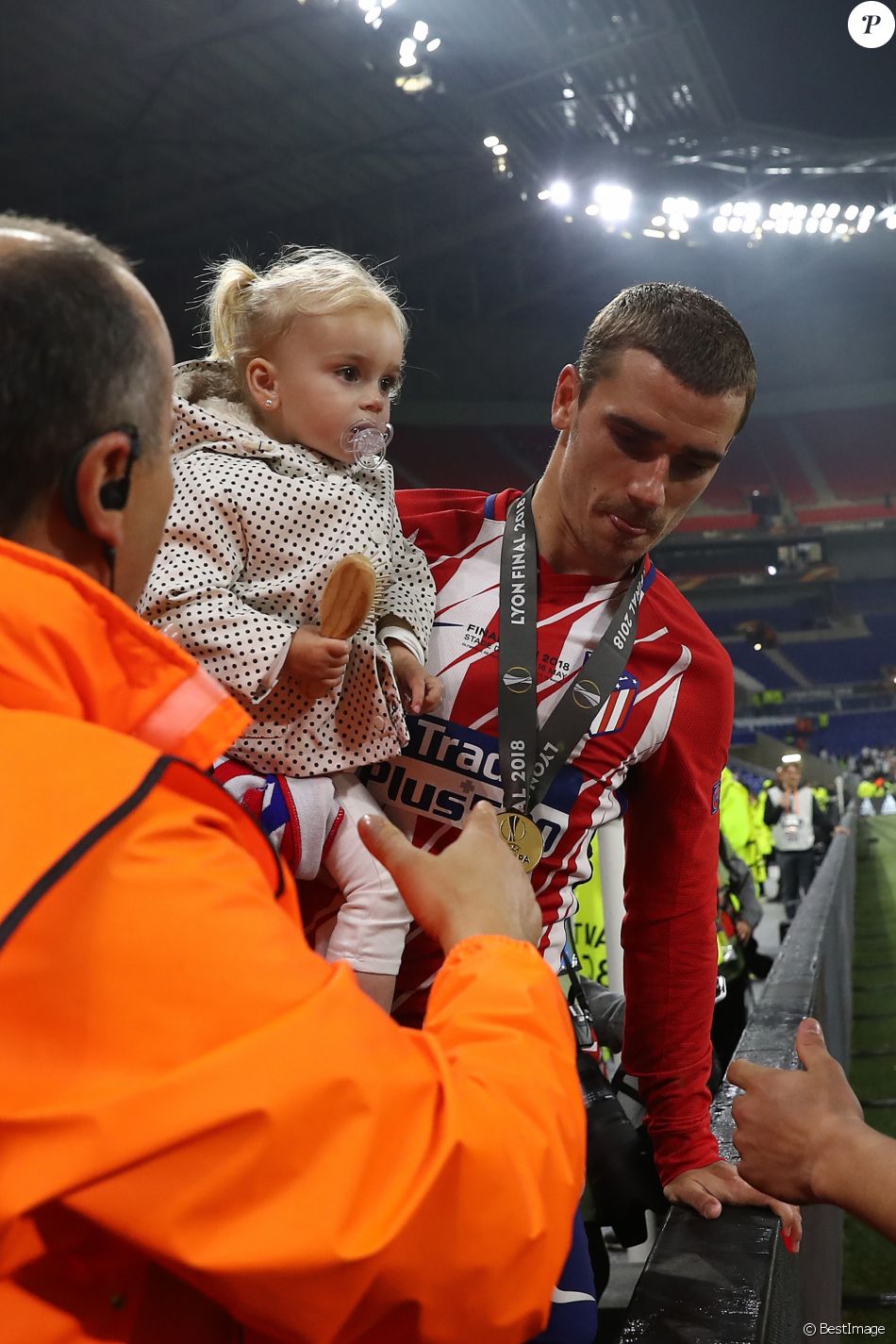 Antoine Griezmann et sa fille Mia aprÃ¨s la finale de la Ligue Europa, l'Olympique de Marseille contre l'AtlÃ©tico de Madrid au stade Groupama Ã  Decines-Charpieu banlieue de Lyon, France, le 16 mai 2018. L'AtlÃ©tico de Madrid a gagnÃ© 3-0. Â© Cyril Moreau/Bestimage