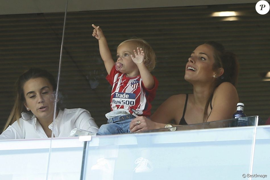 Erika Choperena (femme de A. Griezmann) et sa fille Mia Griezmann dans les tribunes lors du match de Liga Atletico de Madrid contre Sevilla FC au stade Wanda Metropolitano Ã  Madrid, Espagne, le 22 septembre 2017.