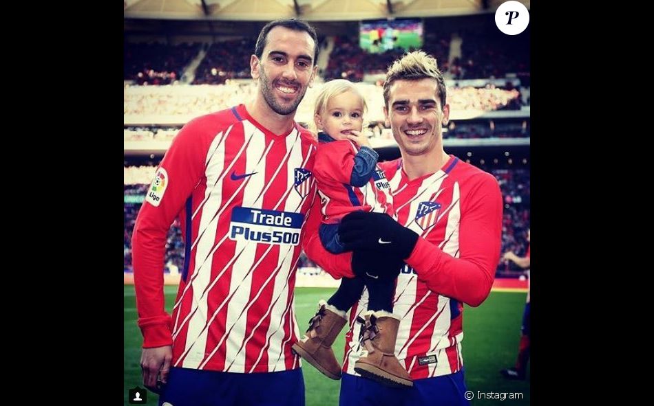 Antoine Griezmann avec sa fille Mia et son coÃ©quipier de l'AtlÃ©tico Madrid Diego Godin sur Instagram le 2 dÃ©cembre 2017.