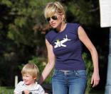 Sharon Stone et son fils Laird dans un parc à Berverly Hills le 12 avril 2009 