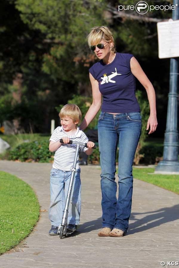 Sharon Stone et son fils Laird dans un parc à Berverly Hills le 12 avril 2009 