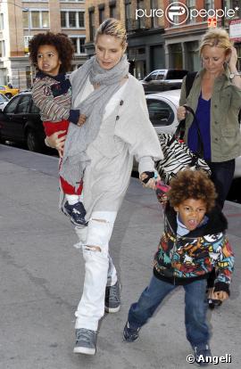 Heidi Klum dans les rues de New York avec ses fils Johan et Henry