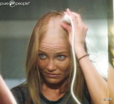 Cameron Diaz en train de se raser la tête