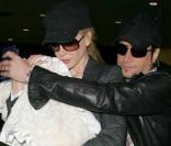 Nicole Kidman et son mari Keith Urban protègent leur fille Sunday Rose à l'aéroport de Los Angeles