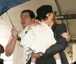 Nicole Kidman et son mari Keith Urban protègent leur fille Sunday Rose à l'aéroport de Los Angeles