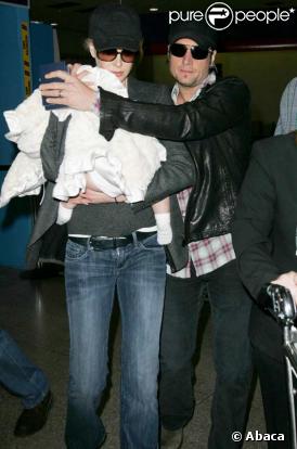 Nicole Kidman et son mari Keith Urban protègent leur fille Sunday Rose à l'aéroport de Los Angeles