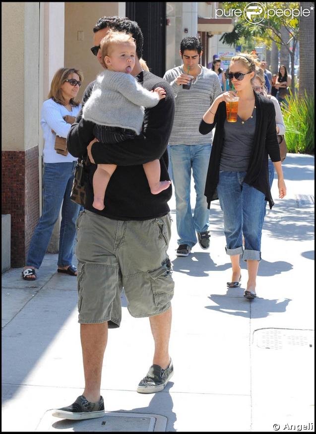 Jessica Alba (en arrière-plan) avec son mari Cash Warren et leur fille Honor 