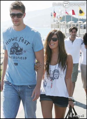 Ashley Tisdale et son nouveau Jules à Malibu, le 18 avril 2009 
