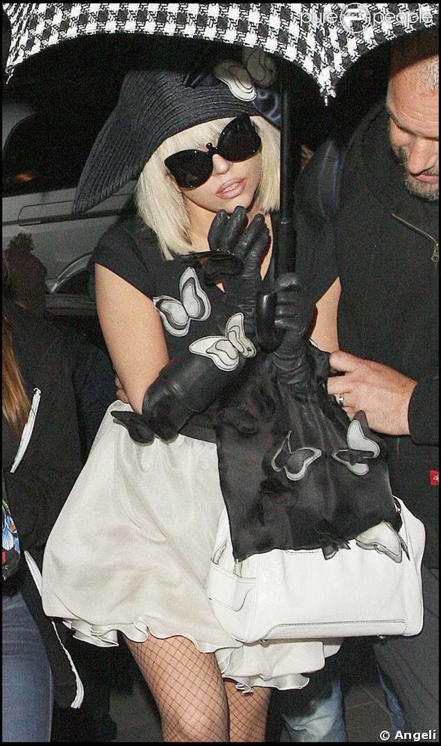 Lady GaGa rentrant à son hôtel londonien le 19 avril, en total look pirate romantique !
