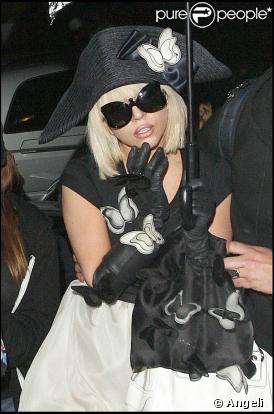 Lady GaGa rentrant à son hôtel londonien le 19 avril, portant tricorne et papillons des pieds à la tête. 