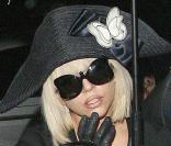 Lady GaGa rentrant à son hôtel londonien le 19 avril, portant tricorne et papillons des pieds à la tête. 