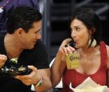 Mario Lopez et Courtney Laine Mazza assistent à un match de basket.