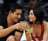 Mario Lopez et Courtney Laine Mazza assistent à un match de basket.