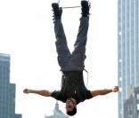 David Blaine suspendu par les pieds au dessus de New York en septembre 2008 