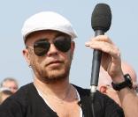 Pascal Obispo a joué les rassembleurs auprès de la foule de participants pour les appeler à se réunir et former la silhouette d'un immense arbre 