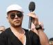 Pascal Obispo a joué les rassembleurs auprès de la foule de participants pour les appeler à se réunir et former la silhouette d'un immense arbre 