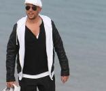Le chanteur est arrivé par la mer, pieds nus, pour participer au grand rassemblement en faveur de la protection de l'environnementqui avait lieu au sommet de la dune du Pilat le 22 avril 