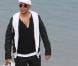 Le chanteur est arrivé par la mer, pieds nus, pour participer au grand rassemblement en faveur de la protection de l'environnementqui avait lieu au sommet de la dune du Pilat le 22 avril 