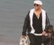 Le chanteur est arrivé par la mer, pieds nus, pour participer au grand rassemblement en faveur de la protection de l'environnementqui avait lieu au sommet de la dune du Pilat le 22 avril