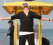 Le chanteur est arrivé et reparti par la mer, saluant les participants depuis son bateau