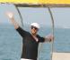 Le chanteur est arrivé et reparti par la mer, saluant les participants depuis son bateau