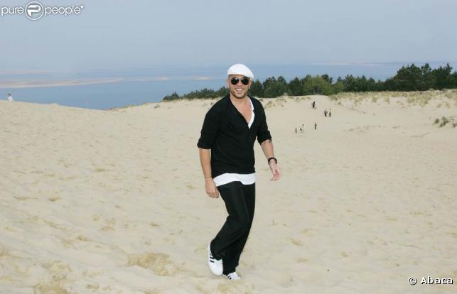 Pascal Obispo a pris la pose au sommet de la dune du Pilat, fragile monument naturel du bassin d'Arcachon qu'il aime tant, à l'occasion du grand rassemblement en faveur de l'environnement mercredi 22 avril