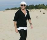 Pascal Obispo a pris la pose au sommet de la dune du Pilat, fragile monument naturel du bassin d\'Arcachon qu\'il aime tant, à l\'occasion du grand rassemblement en faveur de l\'environnement mercredi 22 avril<br />