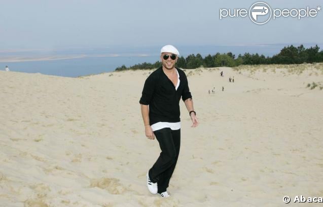 Pascal Obispo a pris la pose au sommet de la dune du Pilat, fragile monument naturel du bassin d'Arcachon qu'il aime tant, à l'occasion du grand rassemblement en faveur de l'environnement mercredi 22 avril
