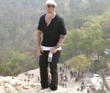 Pascal Obispo a pris la pose au sommet de la dune du Pilat, fragile monument naturel du bassin d'Arcachon qu'il aime tant, à l'occasion de la Journée Mondiale de la Terre, mercredi 22 avril 