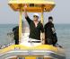 Le chanteur est arrivé et reparti par la mer, saluant les participants depuis son bateau
