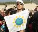 Pascal Obispo brandit le drapeau qui a rallié la foule de participants à l'occasion de la Journée Mondiale de la Terre 