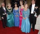 Réception à La Haye, à l'initiative des Suédois : (de g. à dte) Carl XVI Gustav de Suède, la reine Beatrix des Pays-Bas, la reine Silvia de Suède, la princesse Maxima, la princesse Margriet, le prince Willem-Alexander 