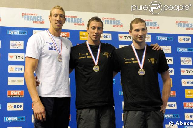 Frédérick Bousquet (au centre), champion de France du 100 m nage libre devant Alain Bernard (à g.) et William Meynard (à d.) 