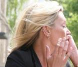 Kate Moss après sa partie de cache-cache avec les photographes, elle s'en va faire du shopping à Londres le 21 avril 2009