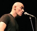 Dominique A a écrit les paroles du morceau  La fin de la fin du monde  pour le nouvel album de Calogero