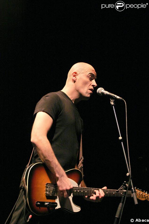 Dominique A a écrit les paroles du morceau  La fin de la fin du monde  pour le nouvel album de Calogero